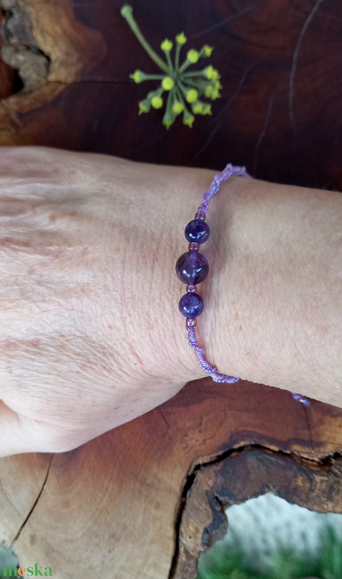 Ametiszt ,vékony makramé karkötő  - ékszer - karkötő - gyöngyös karkötő - Meska.hu
