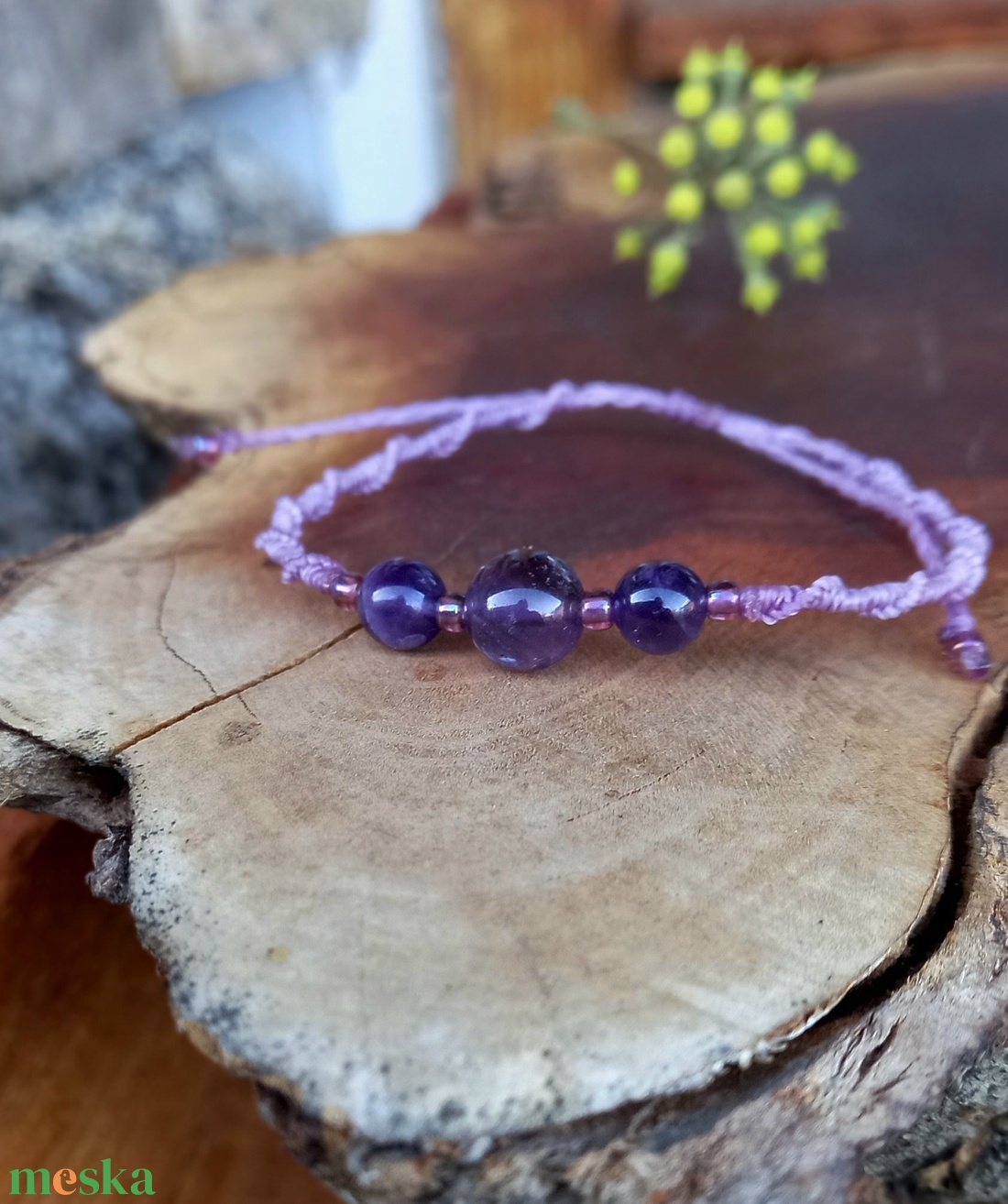 Ametiszt ,vékony makramé karkötő  - ékszer - karkötő - gyöngyös karkötő - Meska.hu