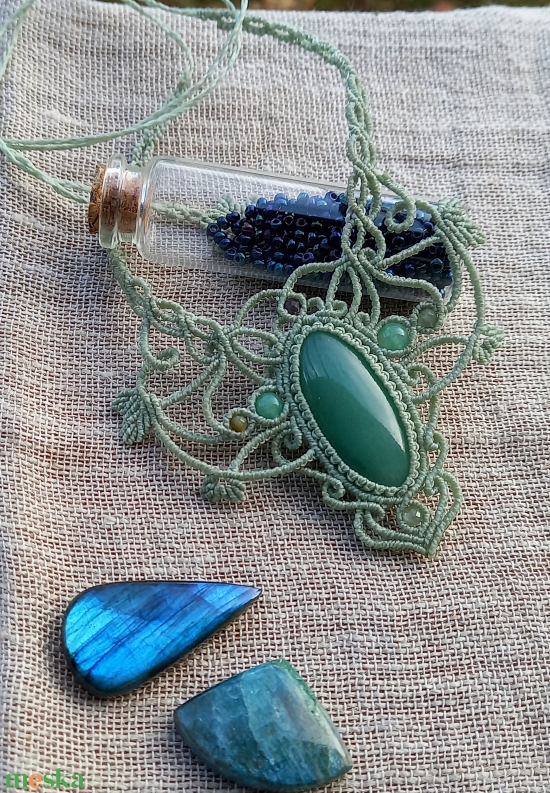 Halványzöld/aventurin, makramé nyaklánc  - ékszer - nyaklánc - medálos nyaklánc - Meska.hu