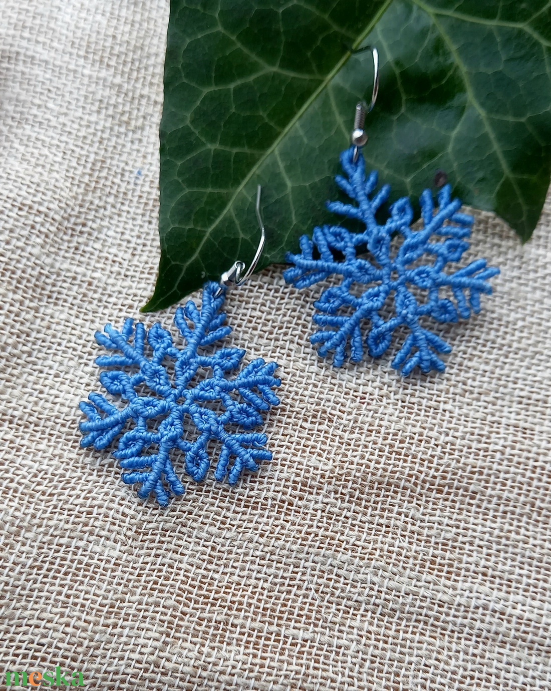 Hópehely/égszínkék,  makramé fülbevaló  - ékszer - fülbevaló - lógó fülbevaló - Meska.hu