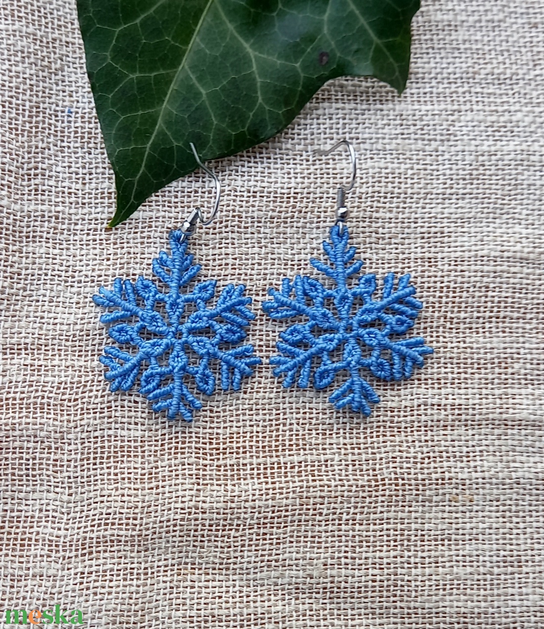 Hópehely/égszínkék,  makramé fülbevaló  - ékszer - fülbevaló - lógó fülbevaló - Meska.hu