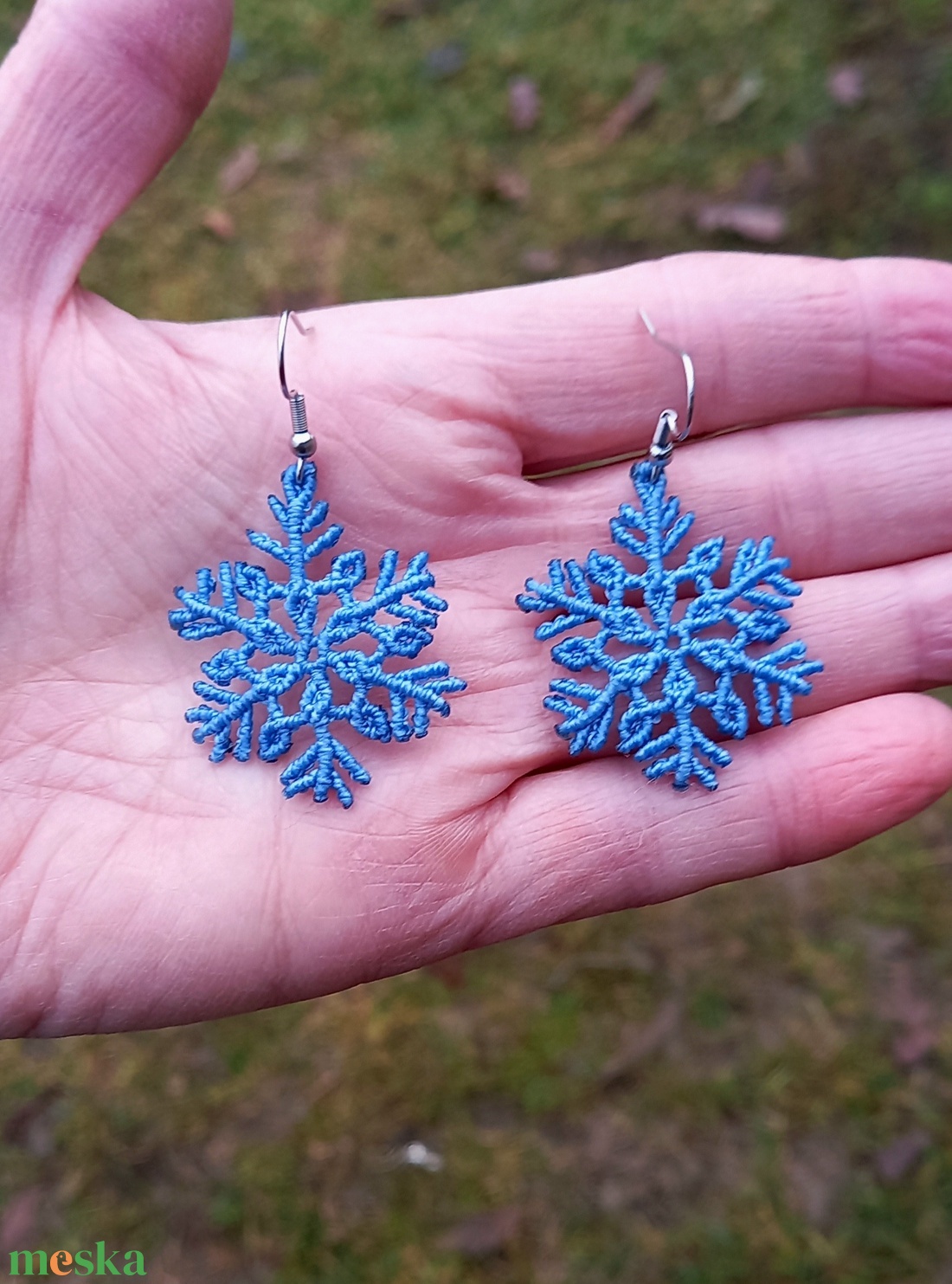Hópehely/égszínkék,  makramé fülbevaló  - ékszer - fülbevaló - lógó fülbevaló - Meska.hu