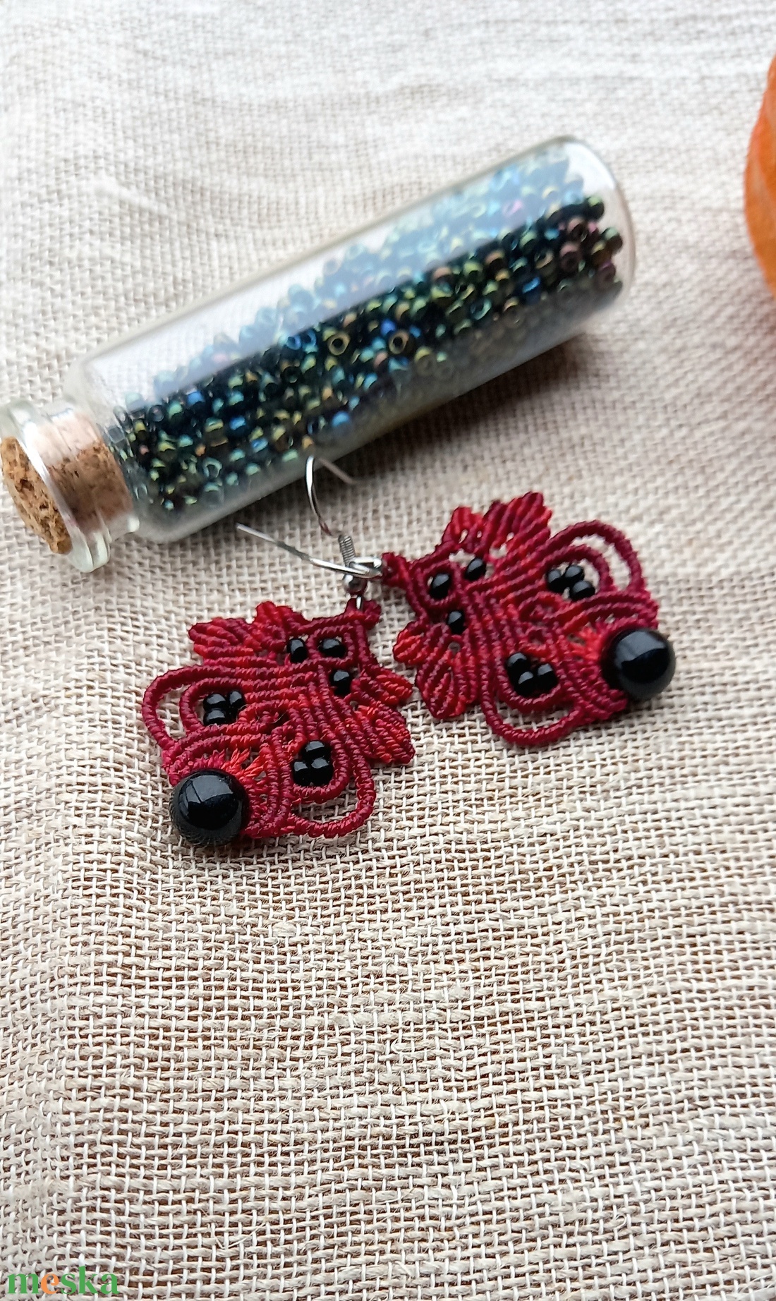 Ónix/burgundi/piros makramé fülbevaló  - ékszer - fülbevaló - lógó fülbevaló - Meska.hu