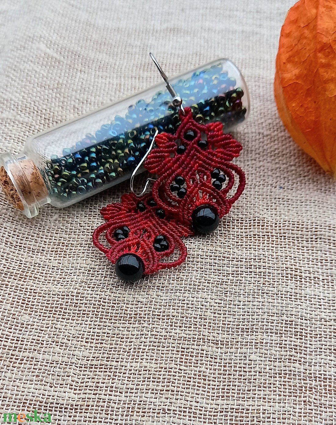 Ónix/burgundi/piros makramé fülbevaló  - ékszer - fülbevaló - lógó fülbevaló - Meska.hu