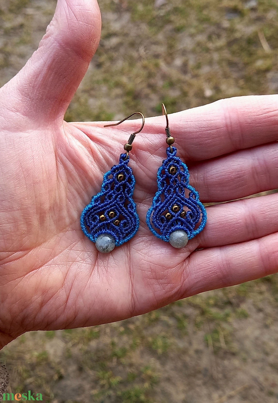 Kék/türkizkék/labradorit, makramé fülbevaló  - ékszer - fülbevaló - lógó fülbevaló - Meska.hu