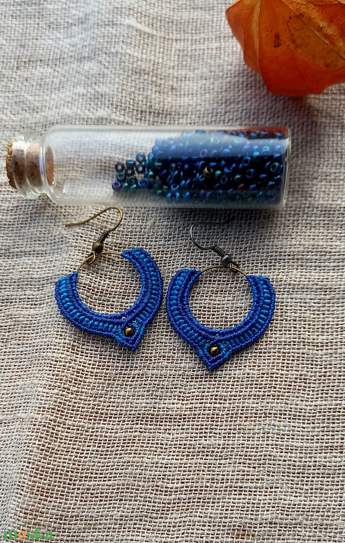 Kék/türkizkék/karika, makramé fülbevaló  - ékszer - fülbevaló - lógó fülbevaló - Meska.hu