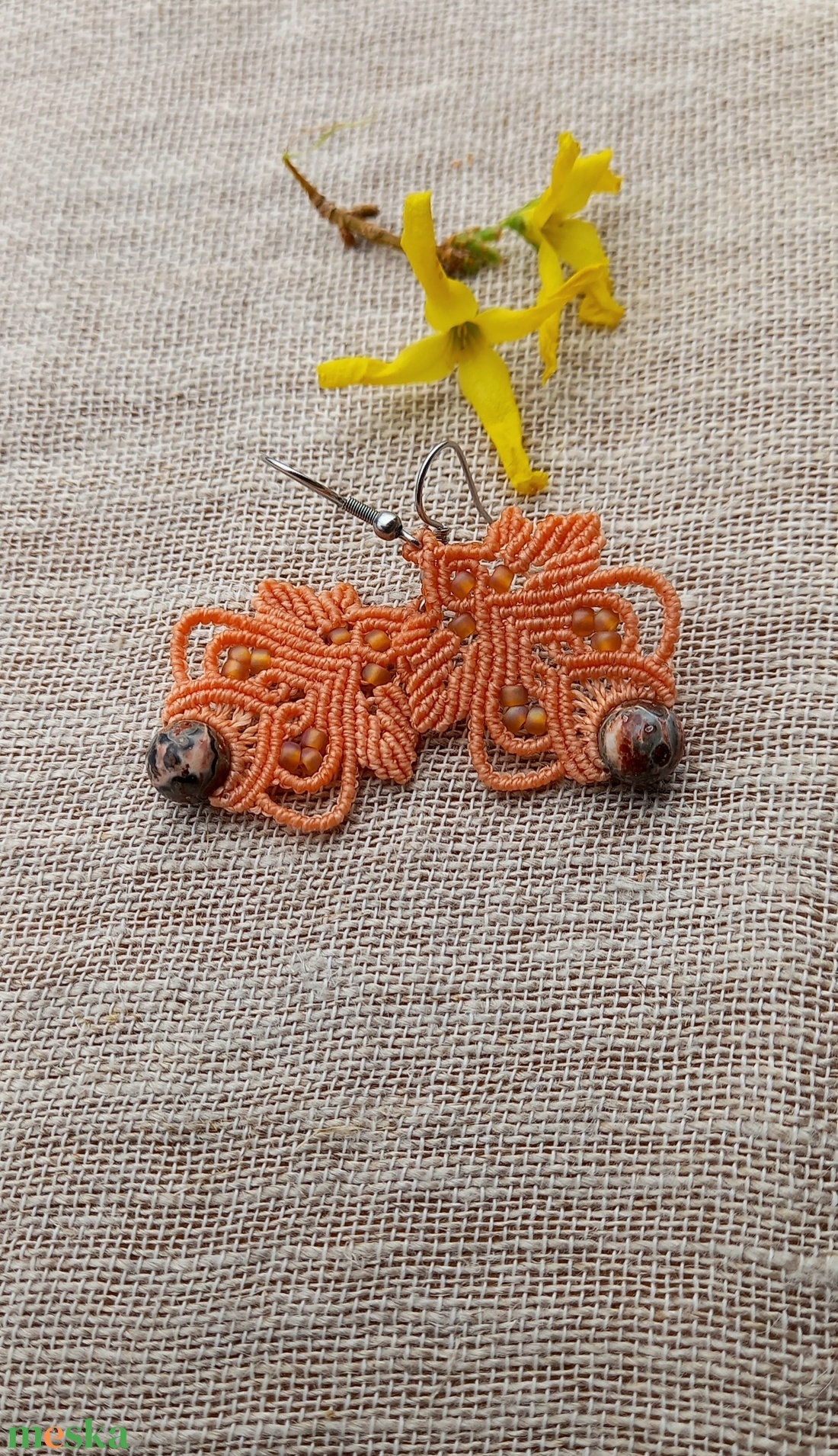 Lili /  világos narancs makramé fülbevaló  - ékszer - fülbevaló - lógó fülbevaló - Meska.hu