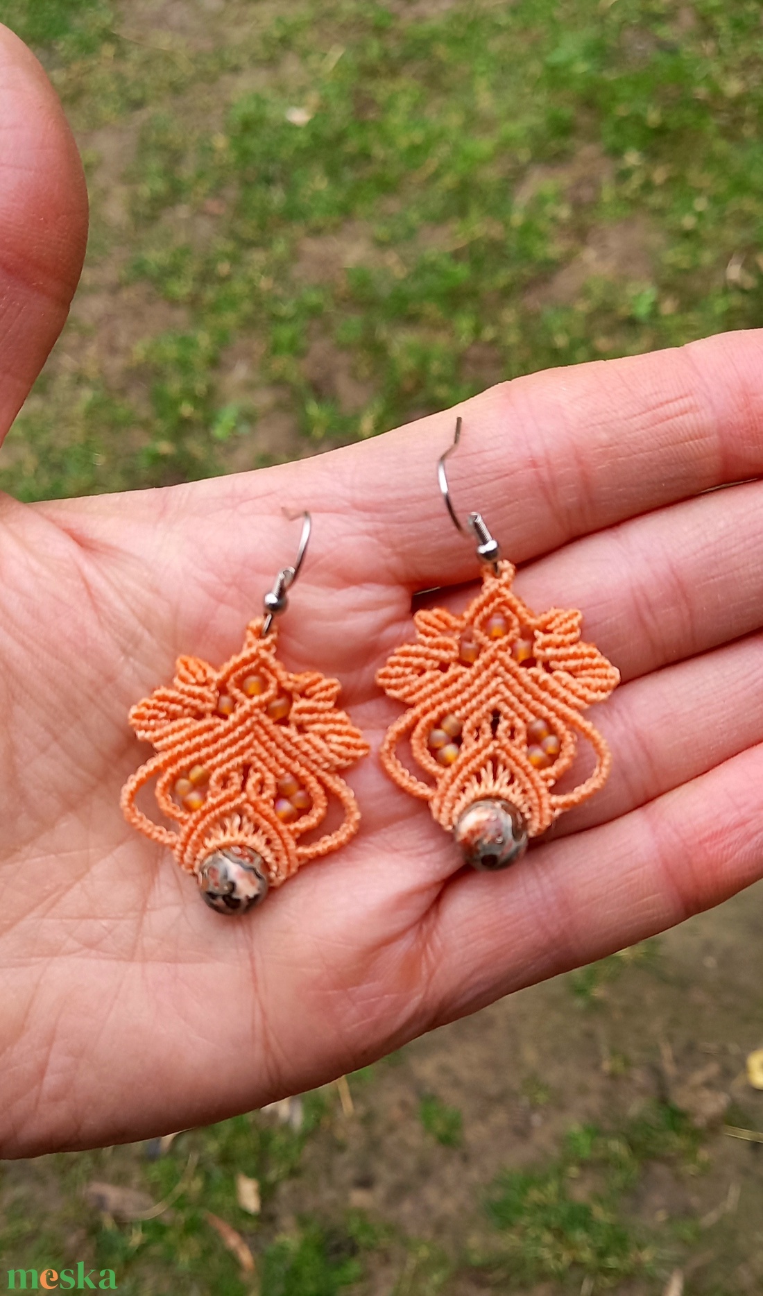 Lili /  világos narancs makramé fülbevaló  - ékszer - fülbevaló - lógó fülbevaló - Meska.hu