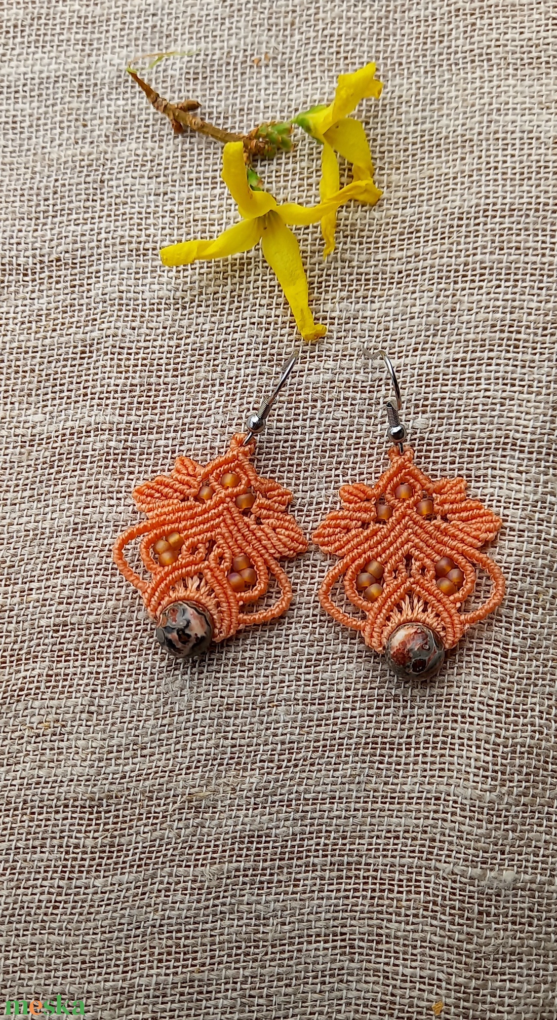 Lili /  világos narancs makramé fülbevaló  - ékszer - fülbevaló - lógó fülbevaló - Meska.hu