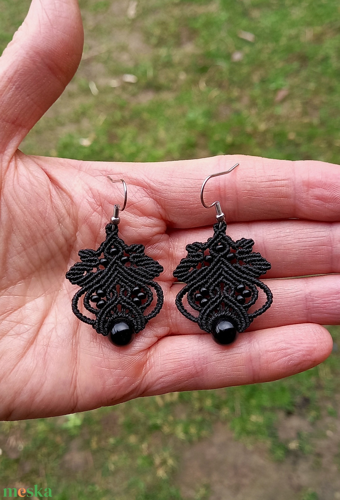 Lili/ ónix/fekete makramé fülbevaló  - ékszer - fülbevaló - lógó fülbevaló - Meska.hu