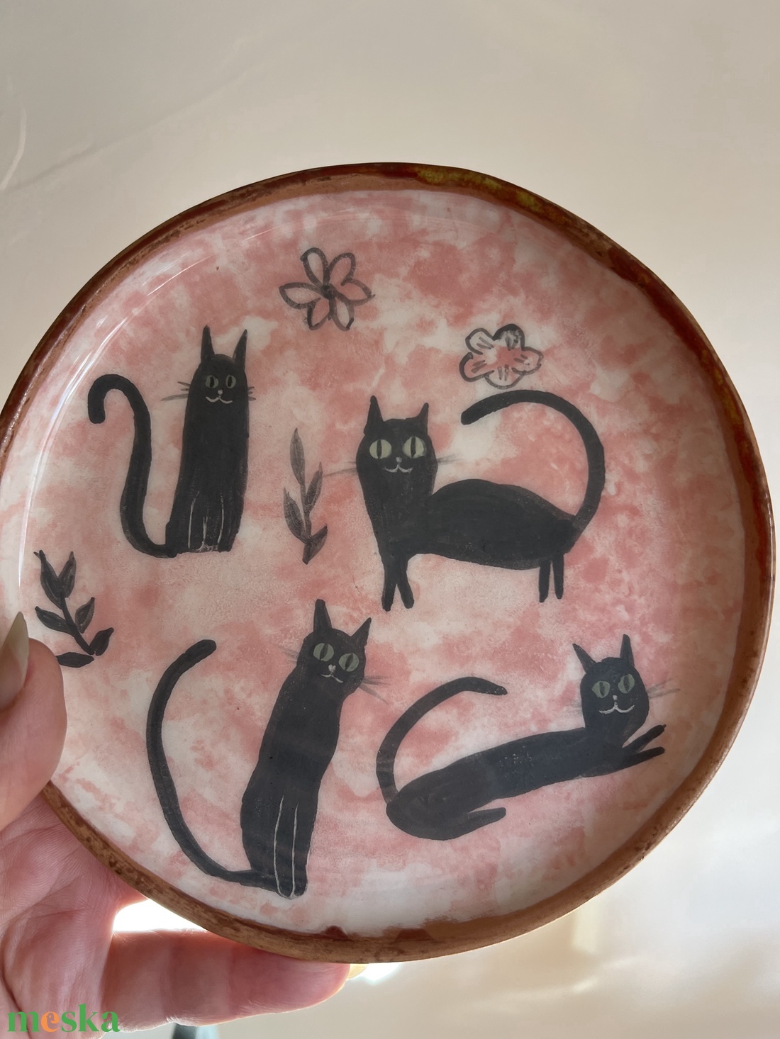 Kézzel készített kerámia desszertes tányér  Fekete cicák 16 cm - otthon & életmód - konyhafelszerelés, tálalás - tálalás - tányér & étkészlet - Meska.hu