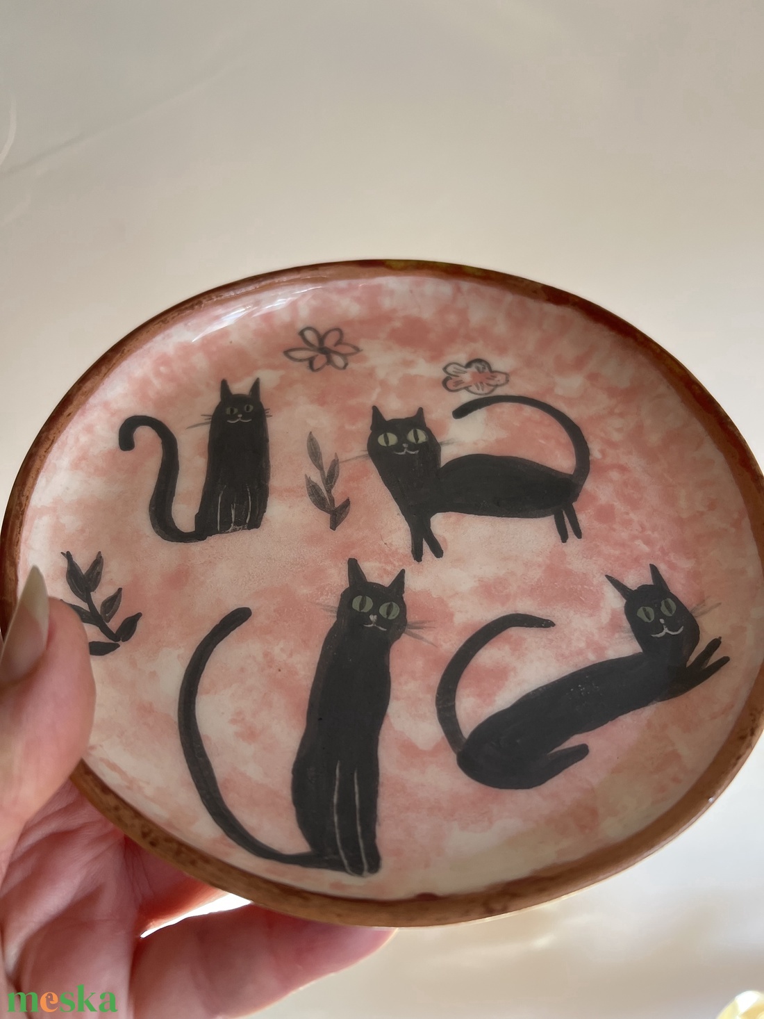 Kézzel készített kerámia desszertes tányér  Fekete cicák 16 cm - otthon & életmód - konyhafelszerelés, tálalás - tálalás - tányér & étkészlet - Meska.hu