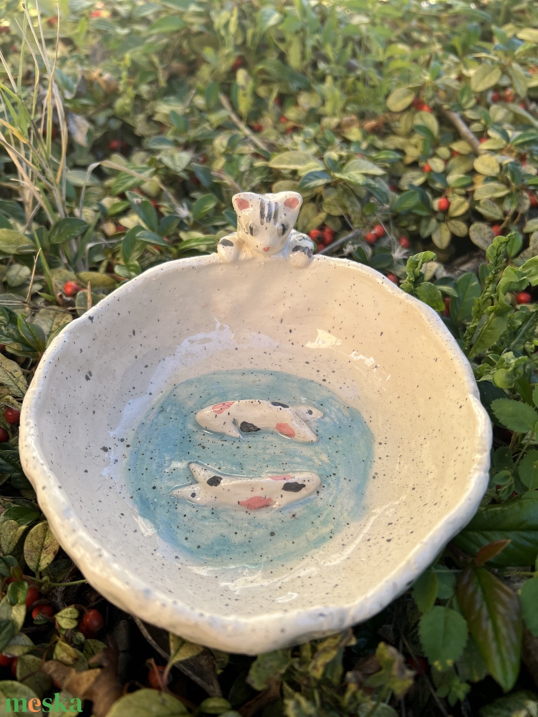 Kézzel készített kerámia cicás tálka koi halakkal  gyűrűtartó, ékszertartó, ajándék macskakedvelőknek - otthon & életmód - konyhafelszerelés, tálalás - tálalás - tányér & étkészlet - Meska.hu