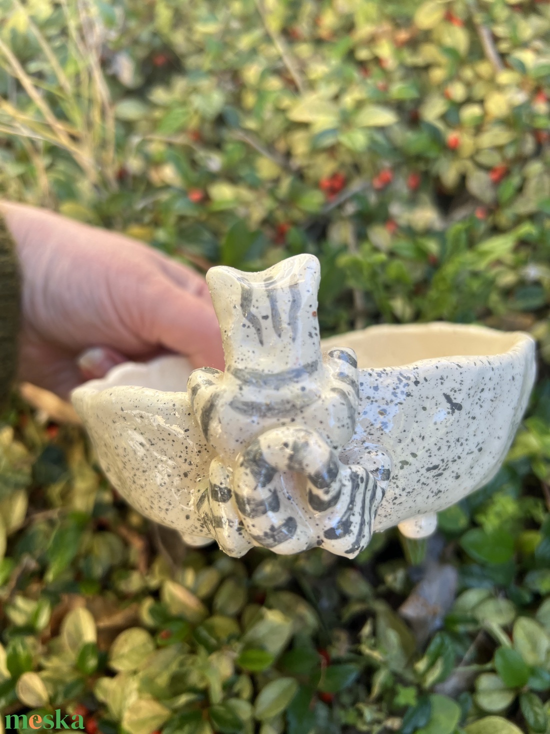 Kézzel készített kerámia cicás tálka koi halakkal  gyűrűtartó, ékszertartó, ajándék macskakedvelőknek - otthon & életmód - konyhafelszerelés, tálalás - tálalás - tányér & étkészlet - Meska.hu