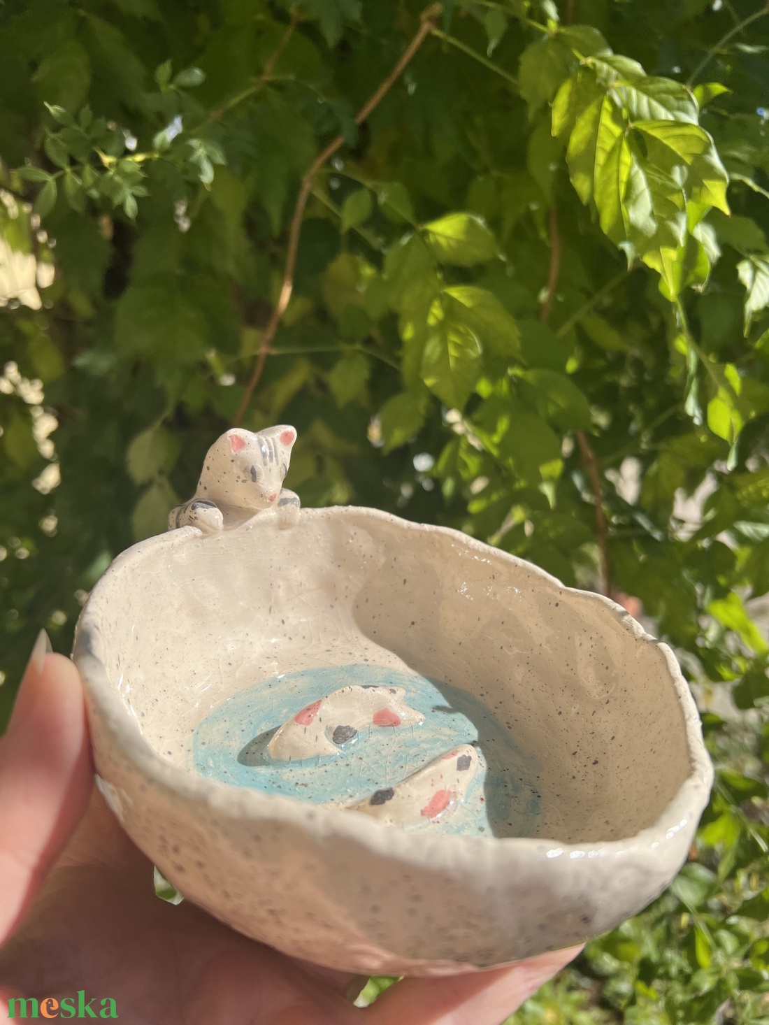 Kézzel készített kerámia cicás tálka koi halakkal  gyűrűtartó, ékszertartó, ajándék macskakedvelőknek - otthon & életmód - konyhafelszerelés, tálalás - tálalás - tányér & étkészlet - Meska.hu