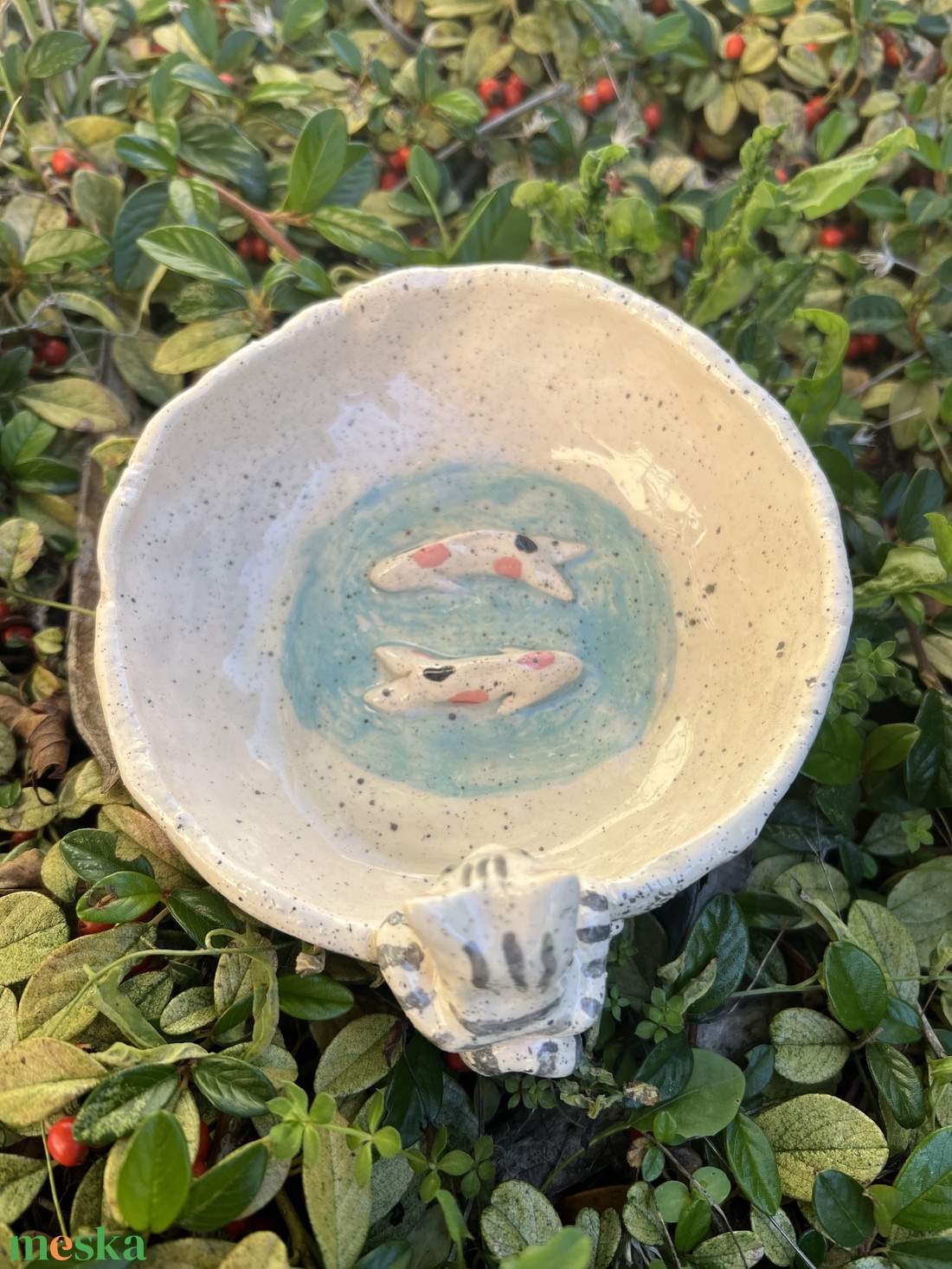 Kézzel készített kerámia cicás tálka koi halakkal  gyűrűtartó, ékszertartó, ajándék macskakedvelőknek - otthon & életmód - konyhafelszerelés, tálalás - tálalás - tányér & étkészlet - Meska.hu