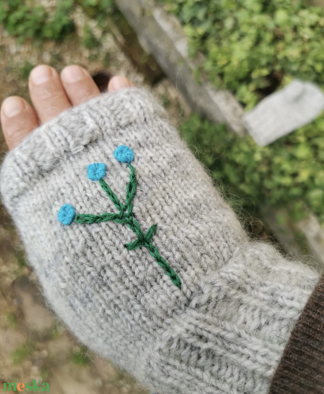 Ujjatlan kézi kötésű kesztyű hímzett virágokkal - ruha & divat - sál, sapka, kendő - kesztyű - Meska.hu Ujjatlan kézi kötésű kesztyű hímzett virágokkal - ruha & divat - sál, sapka, kendő - kesztyű - Meska.hu