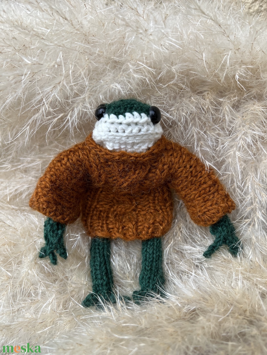 Kézzel kötött kis béka  13 cm, gyapjú pulóverben és bársony alsóban - otthon & életmód - dekoráció - dísztárgy - Meska.hu Kézzel kötött kis béka  13 cm, gyapjú pulóverben és bársony alsóban - otthon & életmód - dekoráció - dísztárgy - Meska.hu