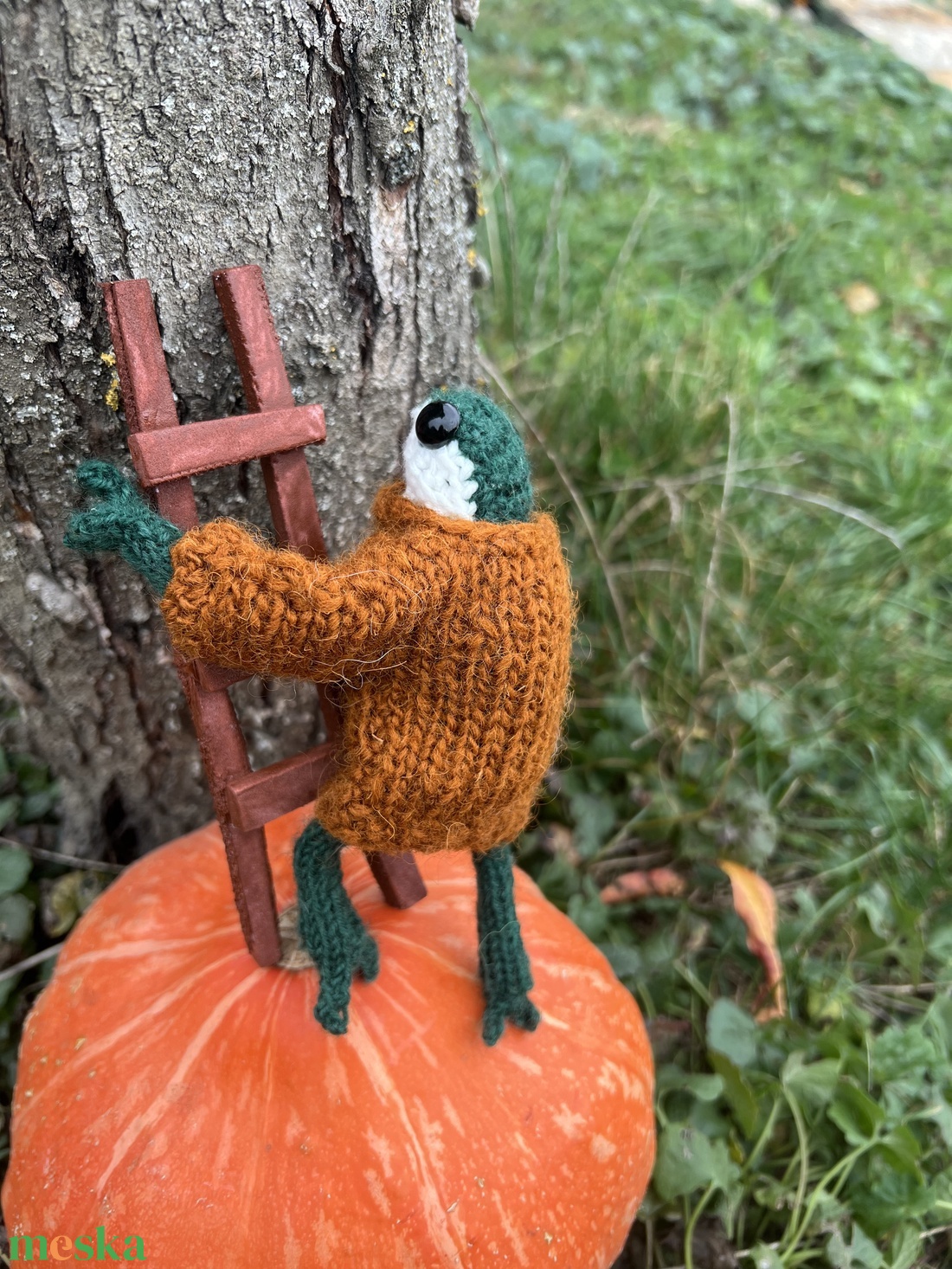 Kézzel kötött kis béka  13 cm, gyapjú pulóverben és bársony alsóban - otthon & életmód - dekoráció - dísztárgy - Meska.hu Kézzel kötött kis béka  13 cm, gyapjú pulóverben és bársony alsóban - otthon & életmód - dekoráció - dísztárgy - Meska.hu