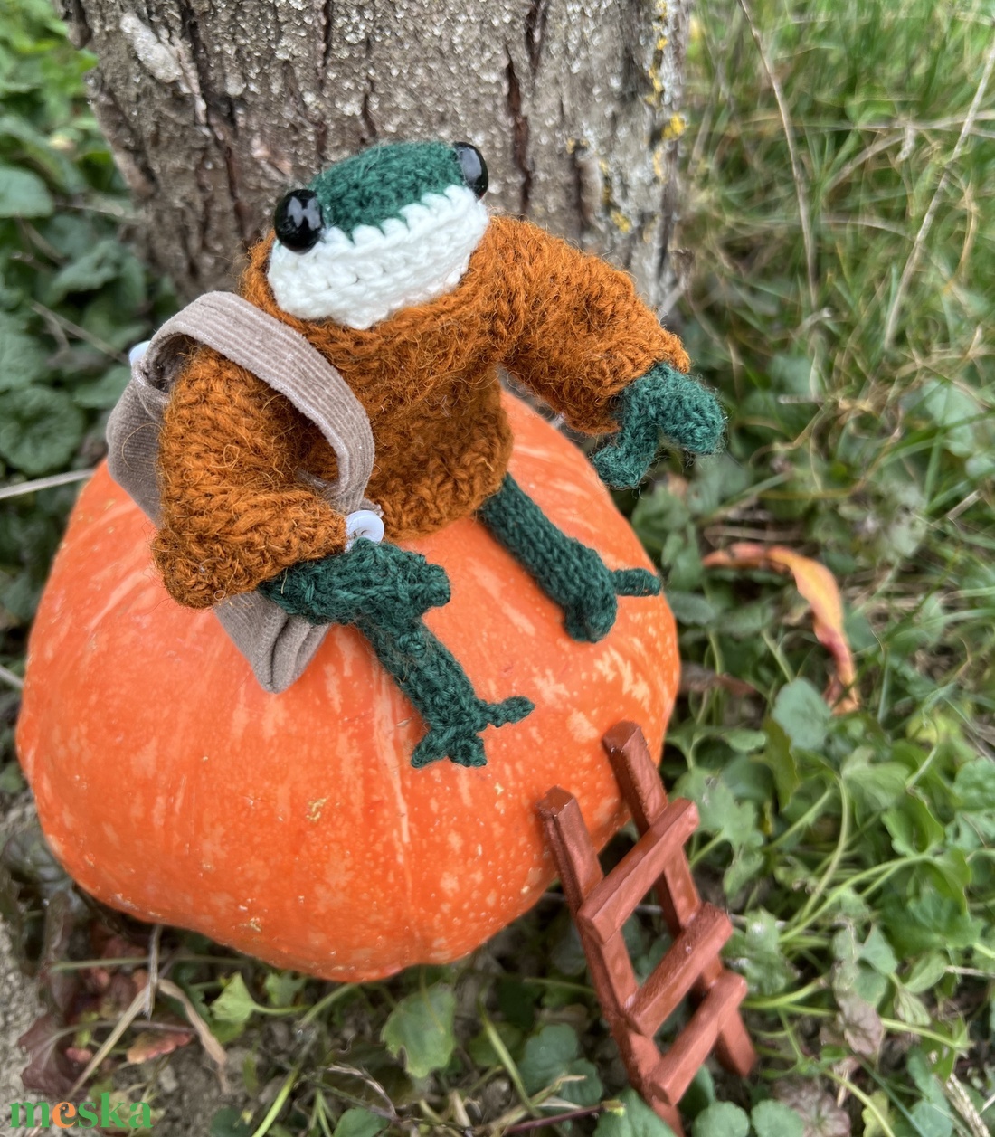 Kézzel kötött kis béka  13 cm, gyapjú pulóverben és bársony alsóban - otthon & életmód - dekoráció - dísztárgy - Meska.hu Kézzel kötött kis béka  13 cm, gyapjú pulóverben és bársony alsóban - otthon & életmód - dekoráció - dísztárgy - Meska.hu