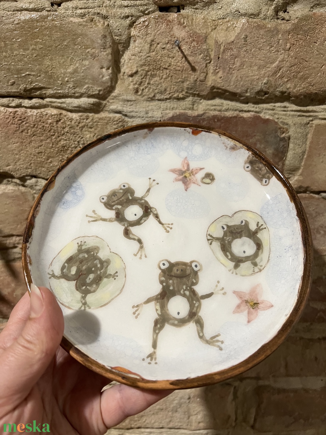 Kézzel festett kerámia tál  Vidám békák  16 cm - otthon & életmód - konyhafelszerelés, tálalás - tálalás - tányér & étkészlet - Meska.hu