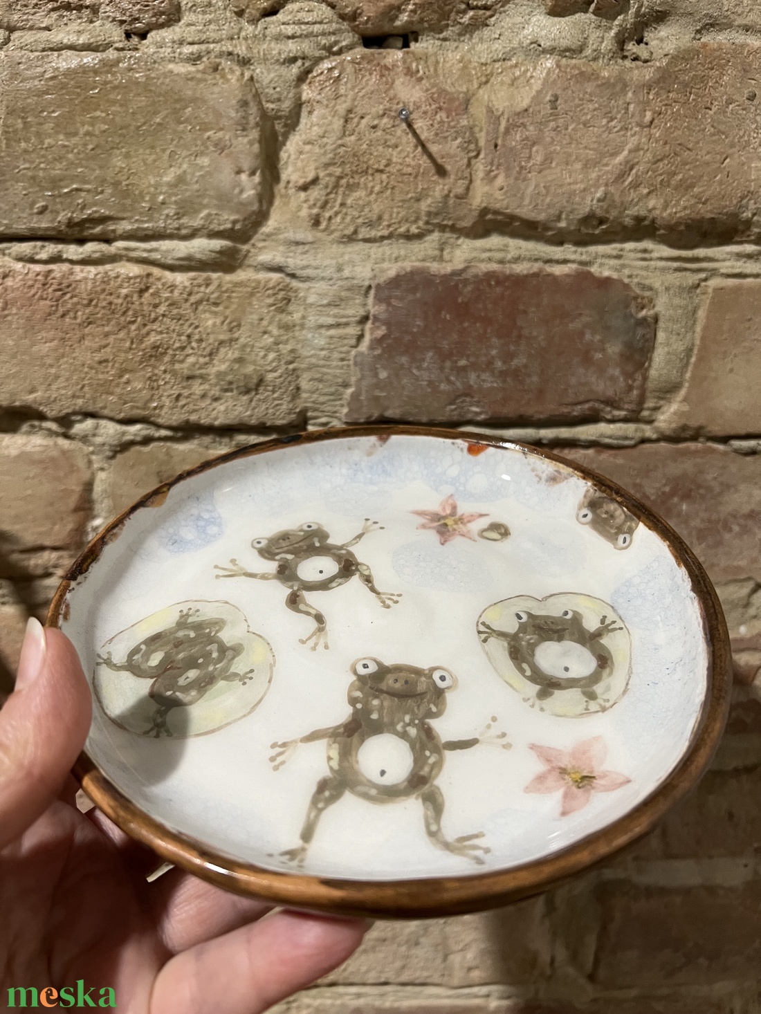 Kézzel festett kerámia tál  Vidám békák  16 cm - otthon & életmód - konyhafelszerelés, tálalás - tálalás - tányér & étkészlet - Meska.hu