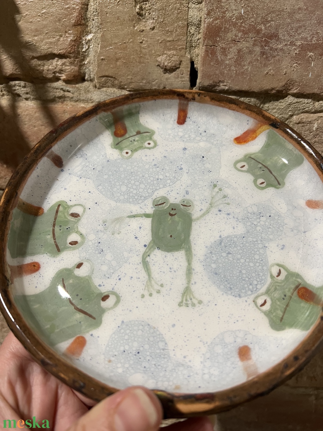 Kézzel festett kerámia tál  Vidám békák  16 cm - otthon & életmód - konyhafelszerelés, tálalás - tálalás - tányér & étkészlet - Meska.hu