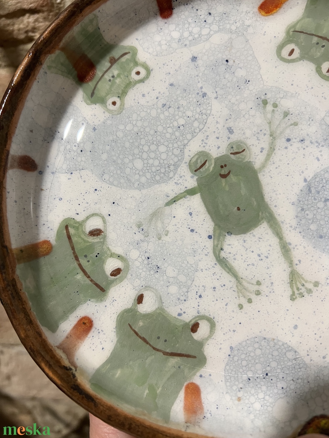 Kézzel festett kerámia tál  Vidám békák  16 cm - otthon & életmód - konyhafelszerelés, tálalás - tálalás - tányér & étkészlet - Meska.hu