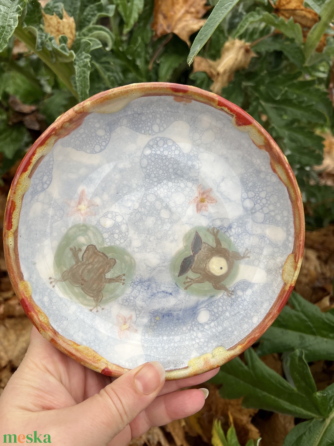 Kézzel festett kerámia tál  Vidám békák  15 cm - otthon & életmód - konyhafelszerelés, tálalás - tálalás - tányér & étkészlet - Meska.hu