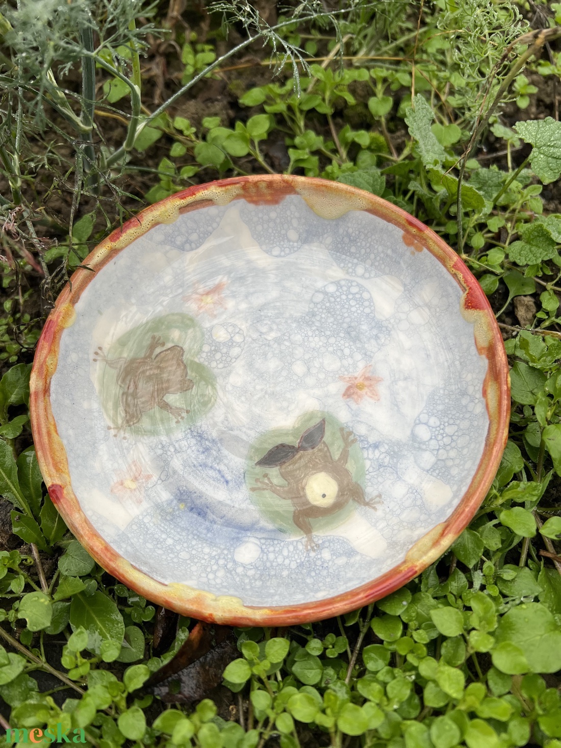 Kézzel festett kerámia tál  Vidám békák  15 cm - otthon & életmód - konyhafelszerelés, tálalás - tálalás - tányér & étkészlet - Meska.hu