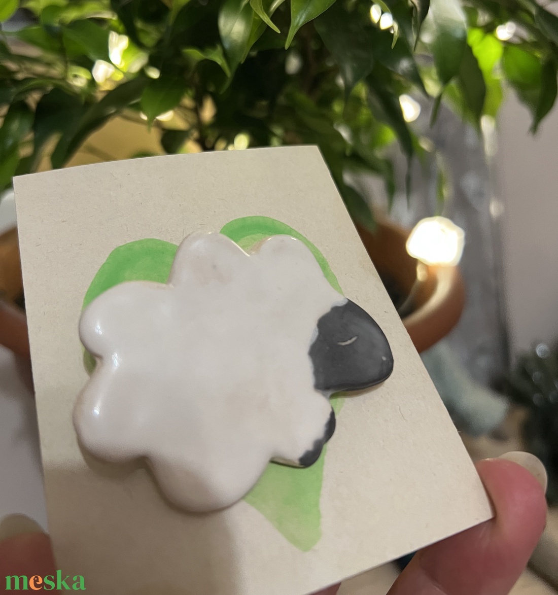 Kerámia bárány kitűző  kézzel készült, 5,5 cm - ékszer - kitűző és bross - Meska.hu