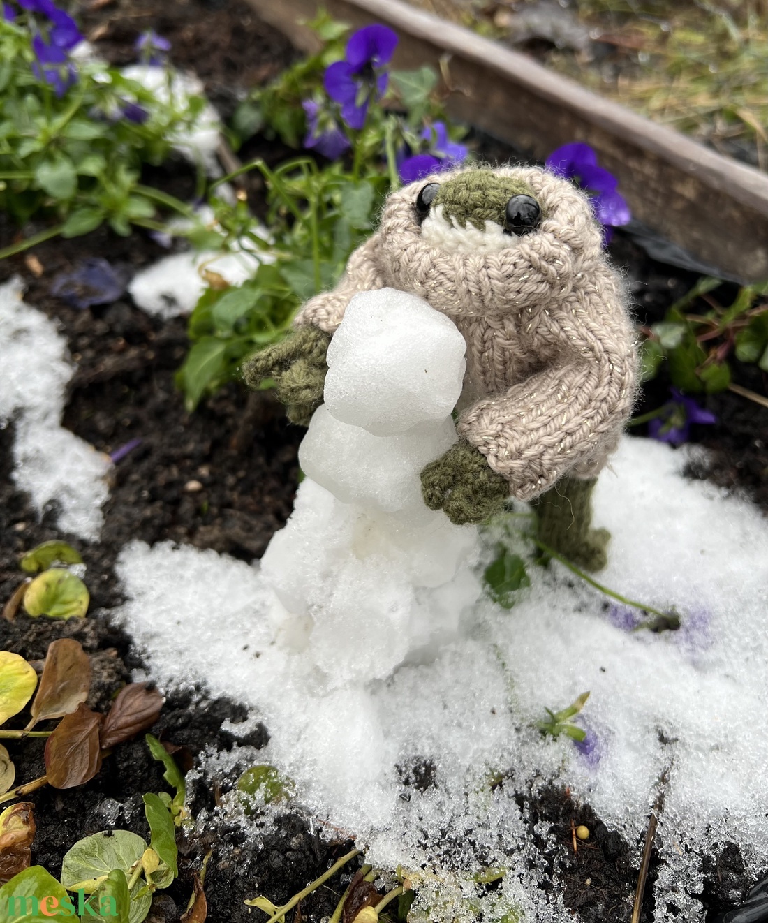 Kézzel kötött békalány csillogó pulóverben, 13 cm - otthon & életmód - dekoráció - dísztárgy - Meska.hu