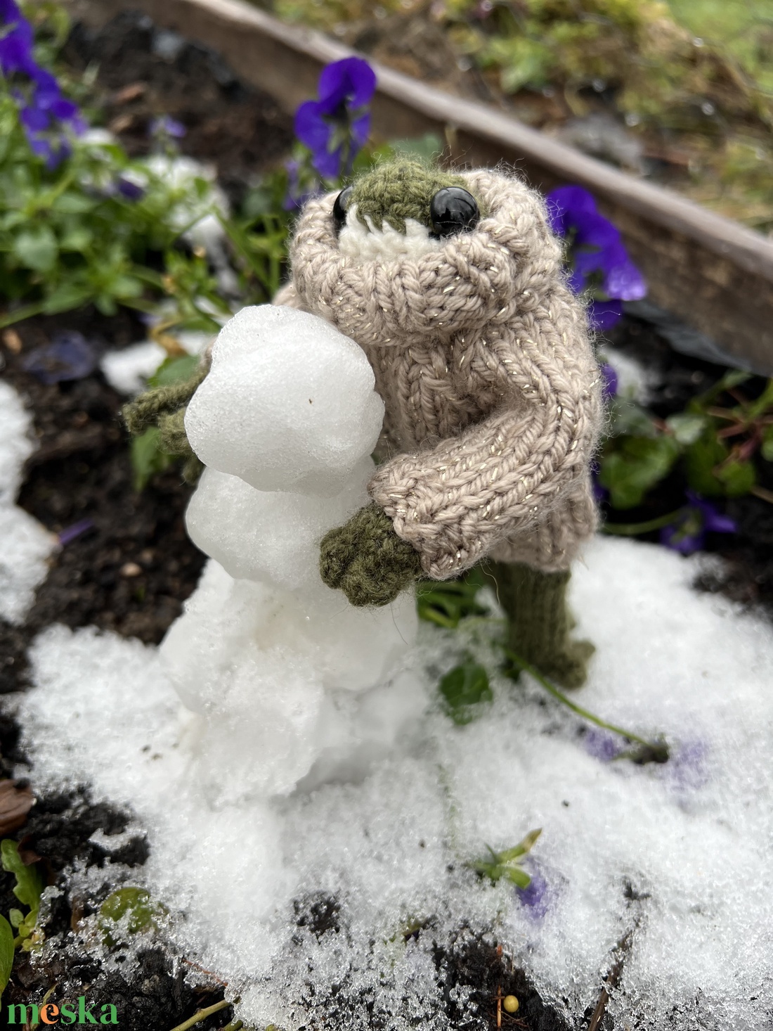 Kézzel kötött békalány csillogó pulóverben, 13 cm - otthon & életmód - dekoráció - dísztárgy - Meska.hu