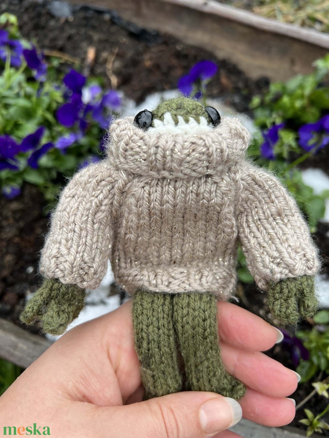 Kézzel kötött békalány csillogó pulóverben, 13 cm - otthon & életmód - dekoráció - dísztárgy - Meska.hu