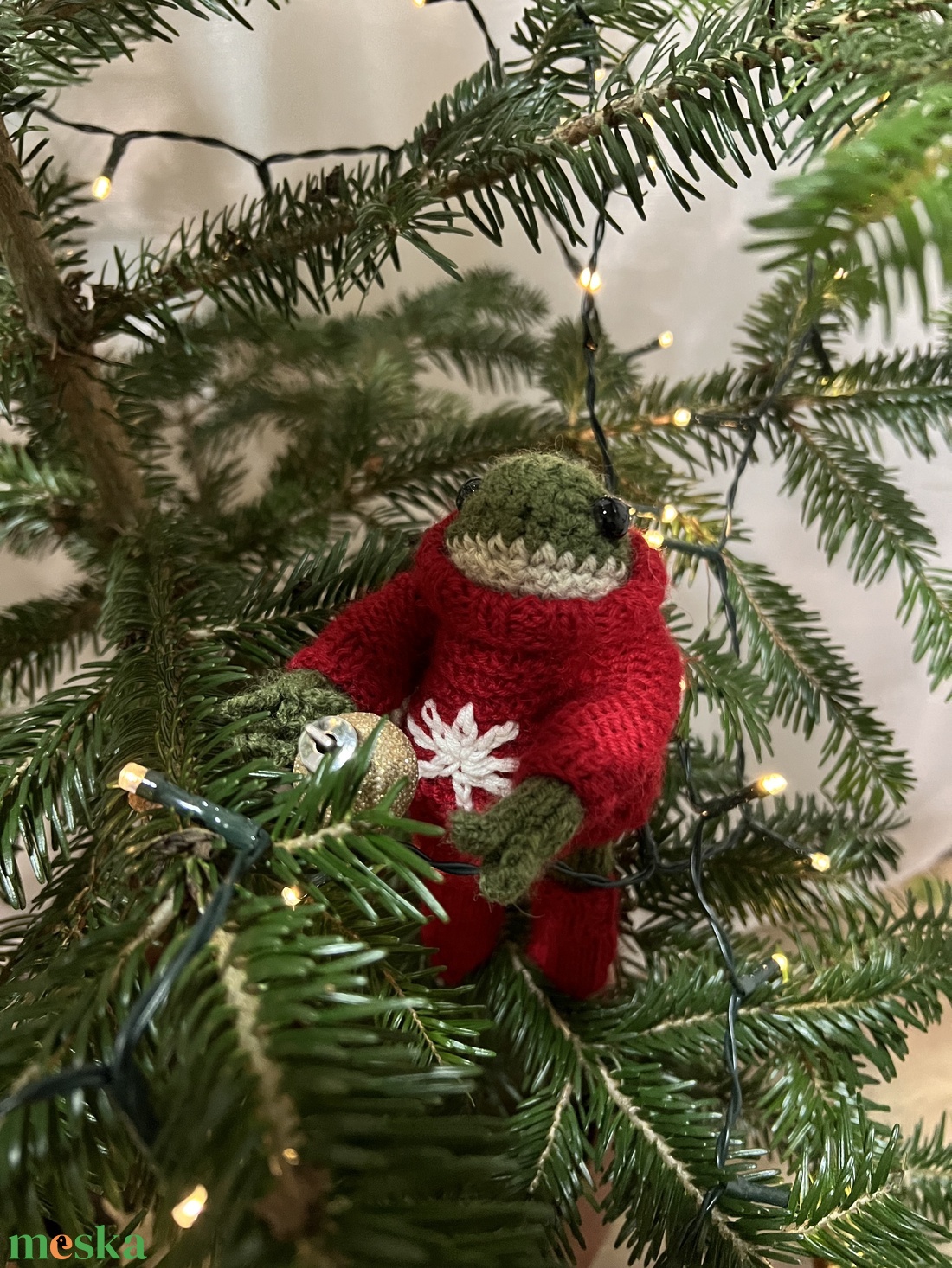 Kézzel kötött karácsonyi békalány piros pulóverben, 13 cm - otthon & életmód - dekoráció - dísztárgy - Meska.hu