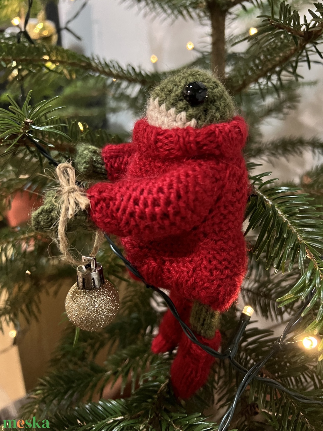 Kézzel kötött karácsonyi békalány piros pulóverben, 13 cm - otthon & életmód - dekoráció - dísztárgy - Meska.hu