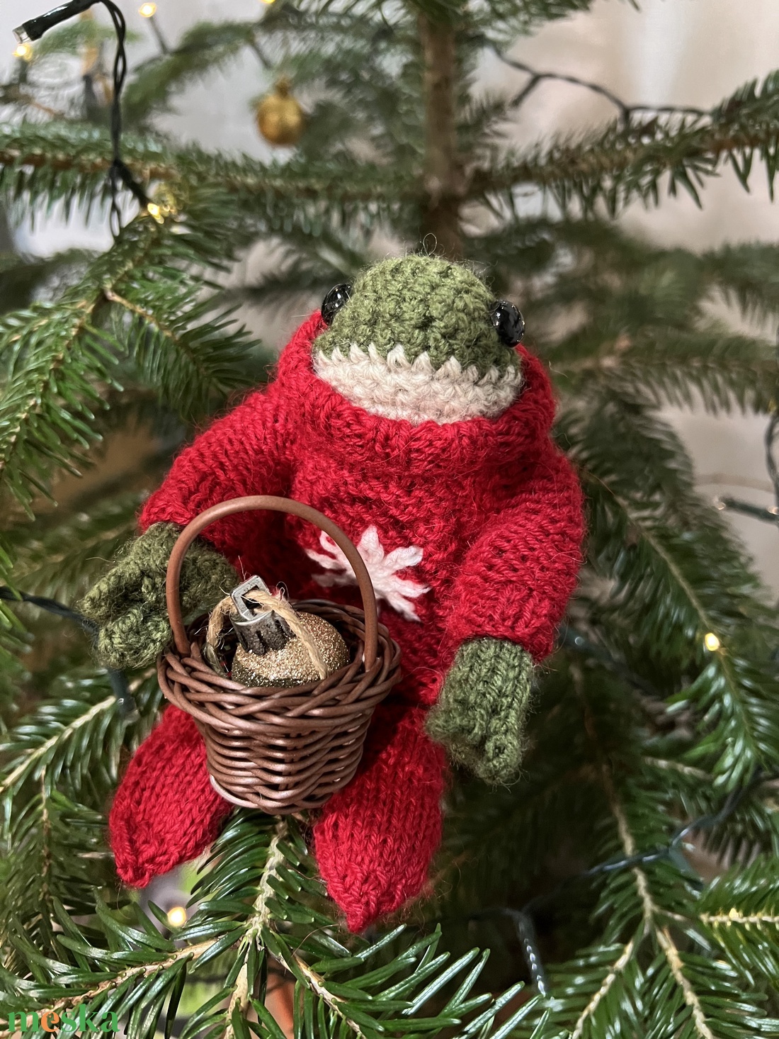 Kézzel kötött karácsonyi békalány piros pulóverben, 13 cm - otthon & életmód - dekoráció - dísztárgy - Meska.hu