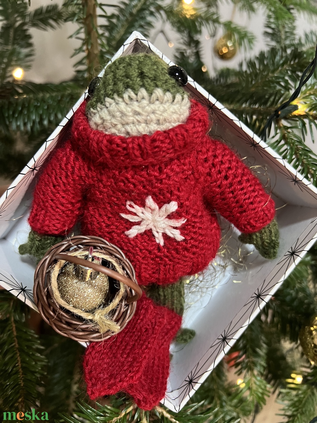 Kézzel kötött karácsonyi békalány piros pulóverben, 13 cm - otthon & életmód - dekoráció - dísztárgy - Meska.hu