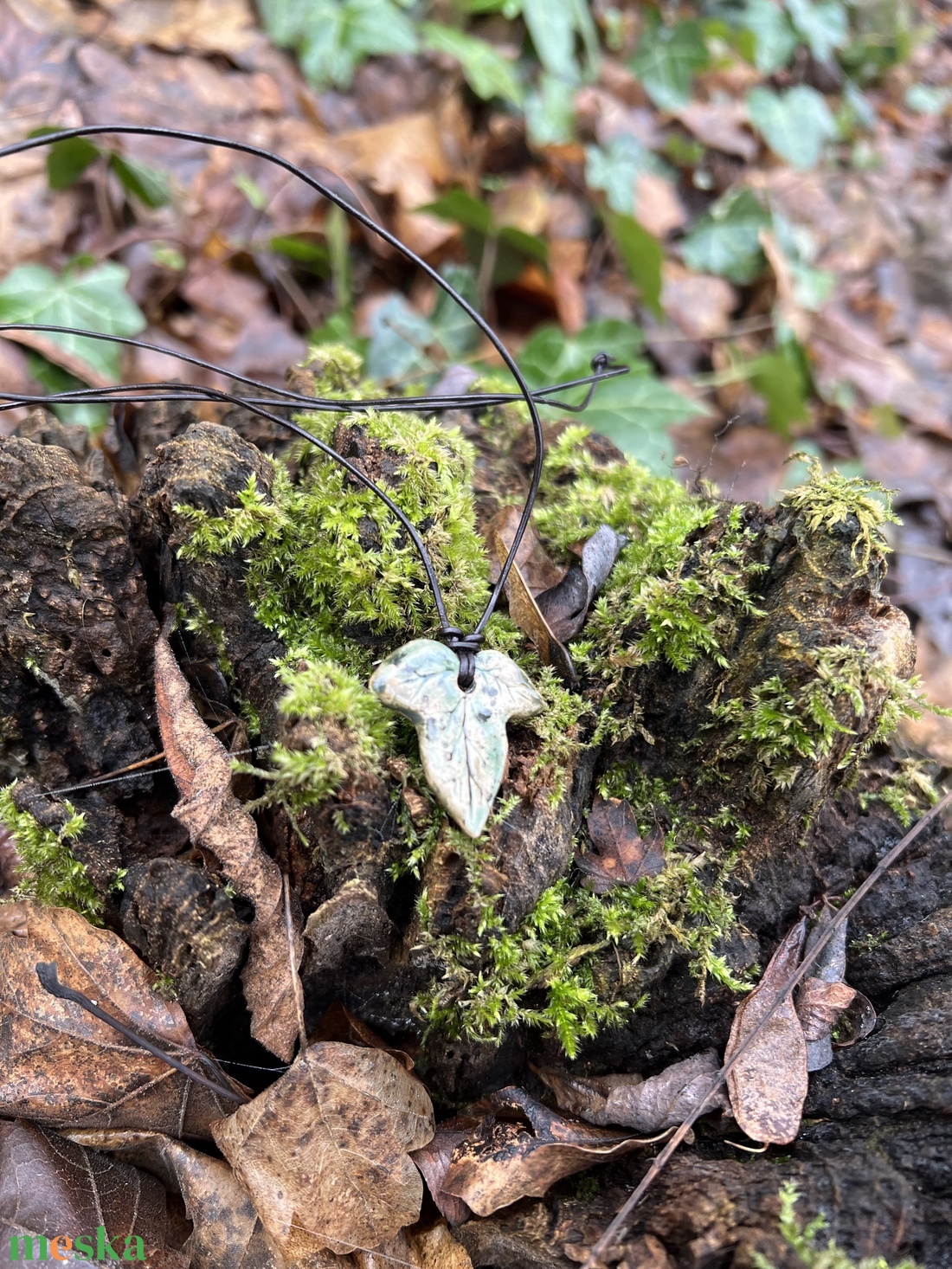 Borostyán levél kerámia medál  bőr szíjjal - ékszer - nyaklánc - medálos nyaklánc - Meska.hu