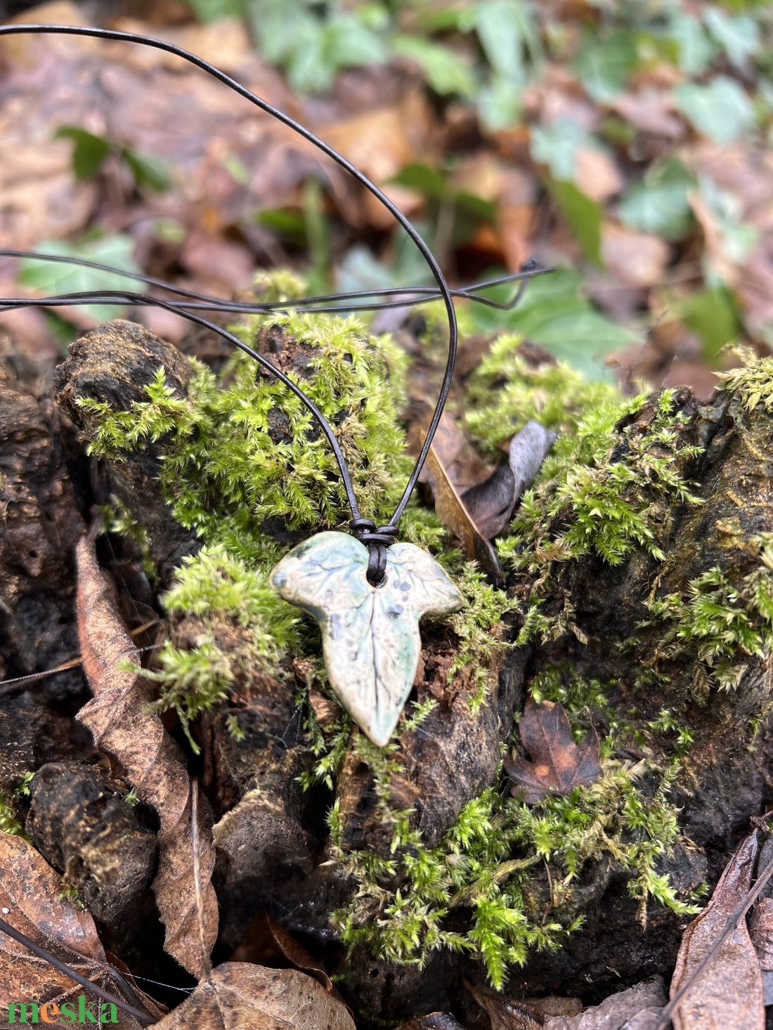 Borostyán levél kerámia medál  bőr szíjjal - ékszer - nyaklánc - medálos nyaklánc - Meska.hu