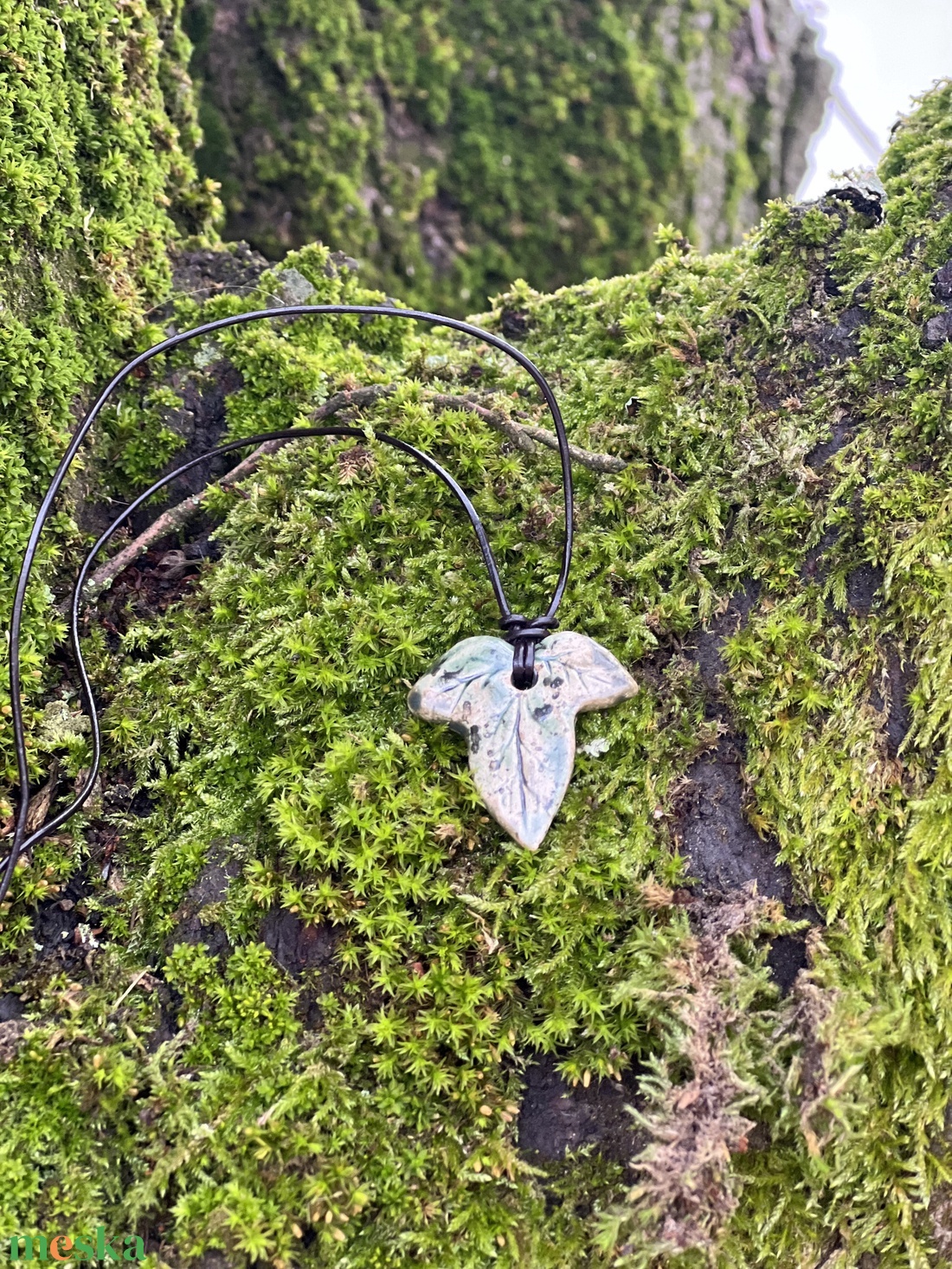 Borostyán levél kerámia medál  bőr szíjjal - ékszer - nyaklánc - medálos nyaklánc - Meska.hu