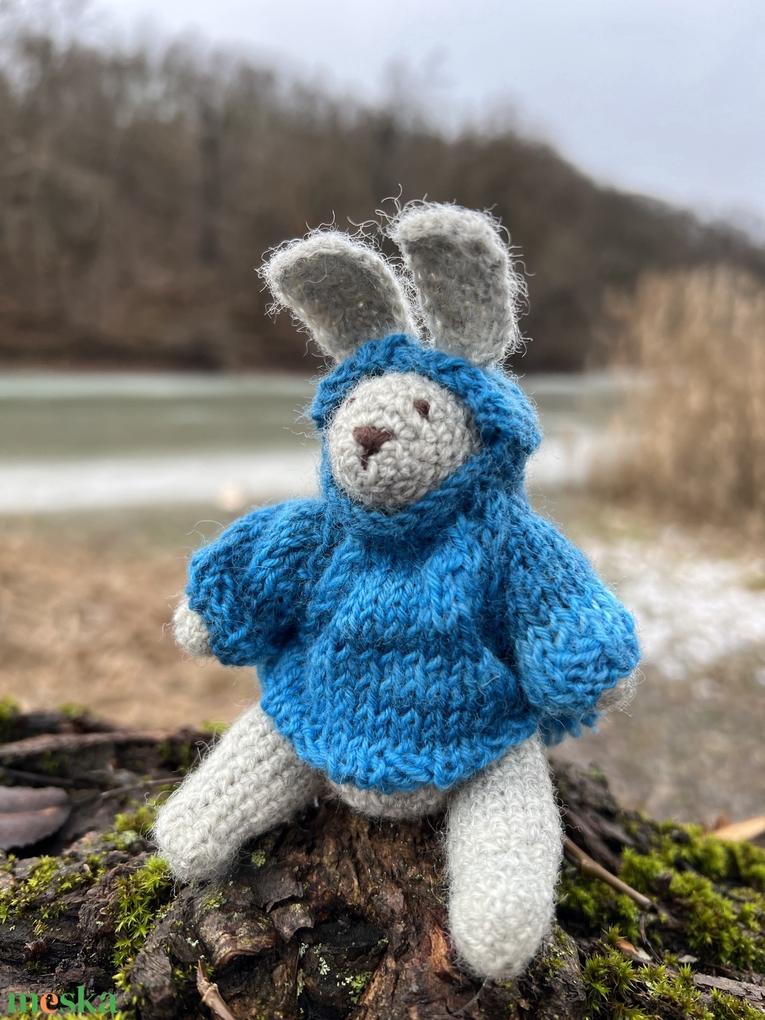Kézzel kötött gyapjú nyuszi kék kapucnis pulóverben � 13 cm, Waldorf stílus - játék & sport - plüssállat & játékfigura - nyuszi - Meska.hu