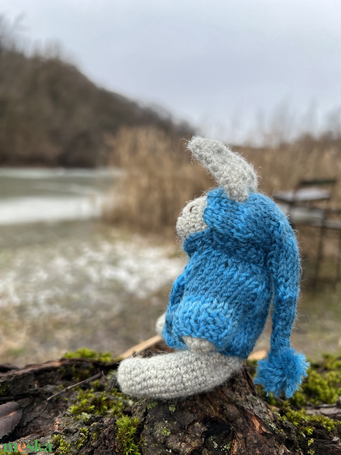 Kézzel kötött gyapjú nyuszi kék kapucnis pulóverben � 13 cm, Waldorf stílus - játék & sport - plüssállat & játékfigura - nyuszi - Meska.hu