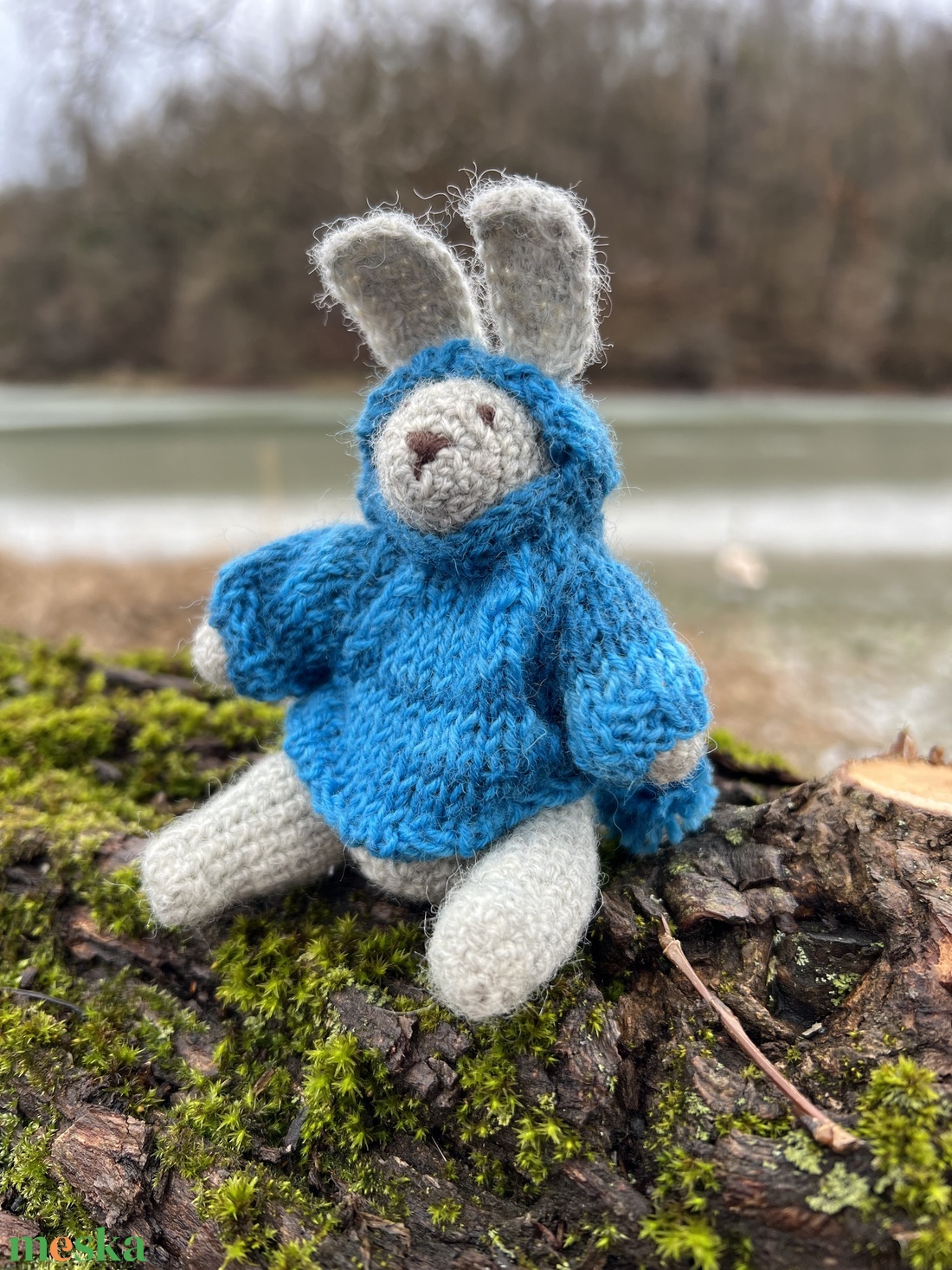 Kézzel kötött gyapjú nyuszi kék kapucnis pulóverben � 13 cm, Waldorf stílus - játék & sport - plüssállat & játékfigura - nyuszi - Meska.hu