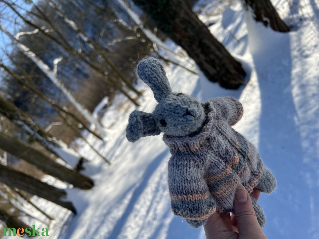 Waldorf jellegű kötött nyuszi � 100% gyapjú, levehető pulóverrel (23 cm) - baba - mama - baba játékok - waldorf játékok - Meska.hu