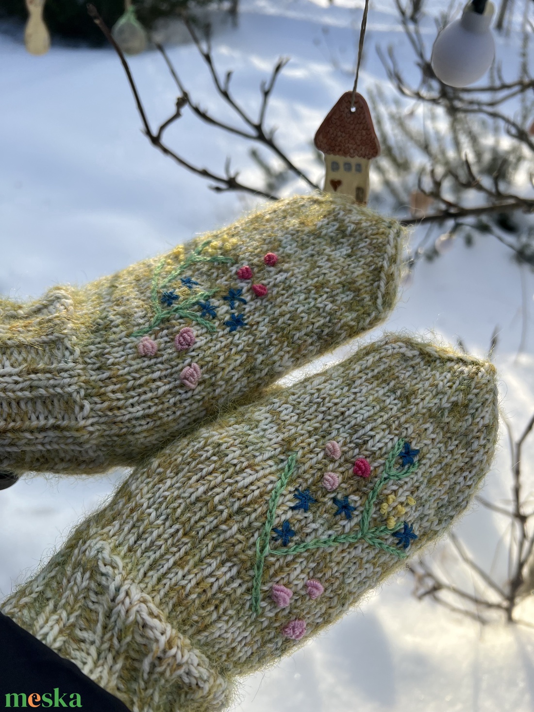 Kézzel kötött gyapjú kesztyű hímzett virágokkal � Tavaszi ébredés (S-es méret) - ruha & divat - sál, sapka, kendő - kesztyű - Meska.hu