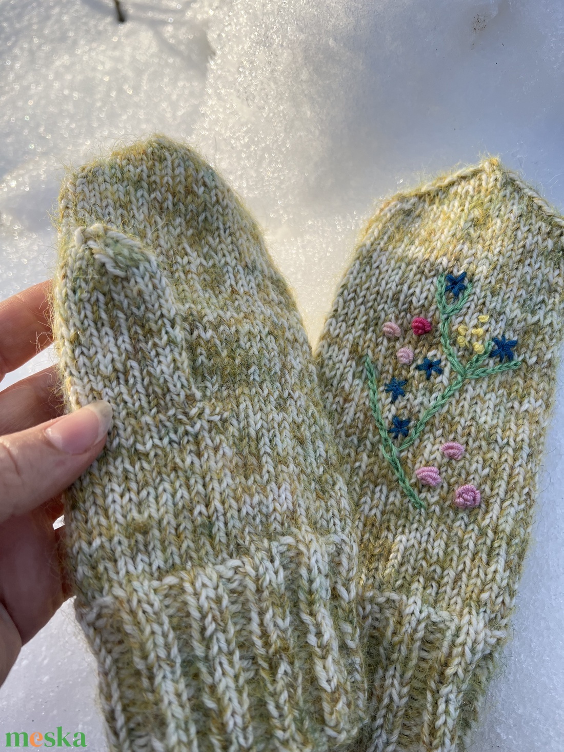 Kézzel kötött gyapjú kesztyű hímzett virágokkal � Tavaszi ébredés (S-es méret) - ruha & divat - sál, sapka, kendő - kesztyű - Meska.hu