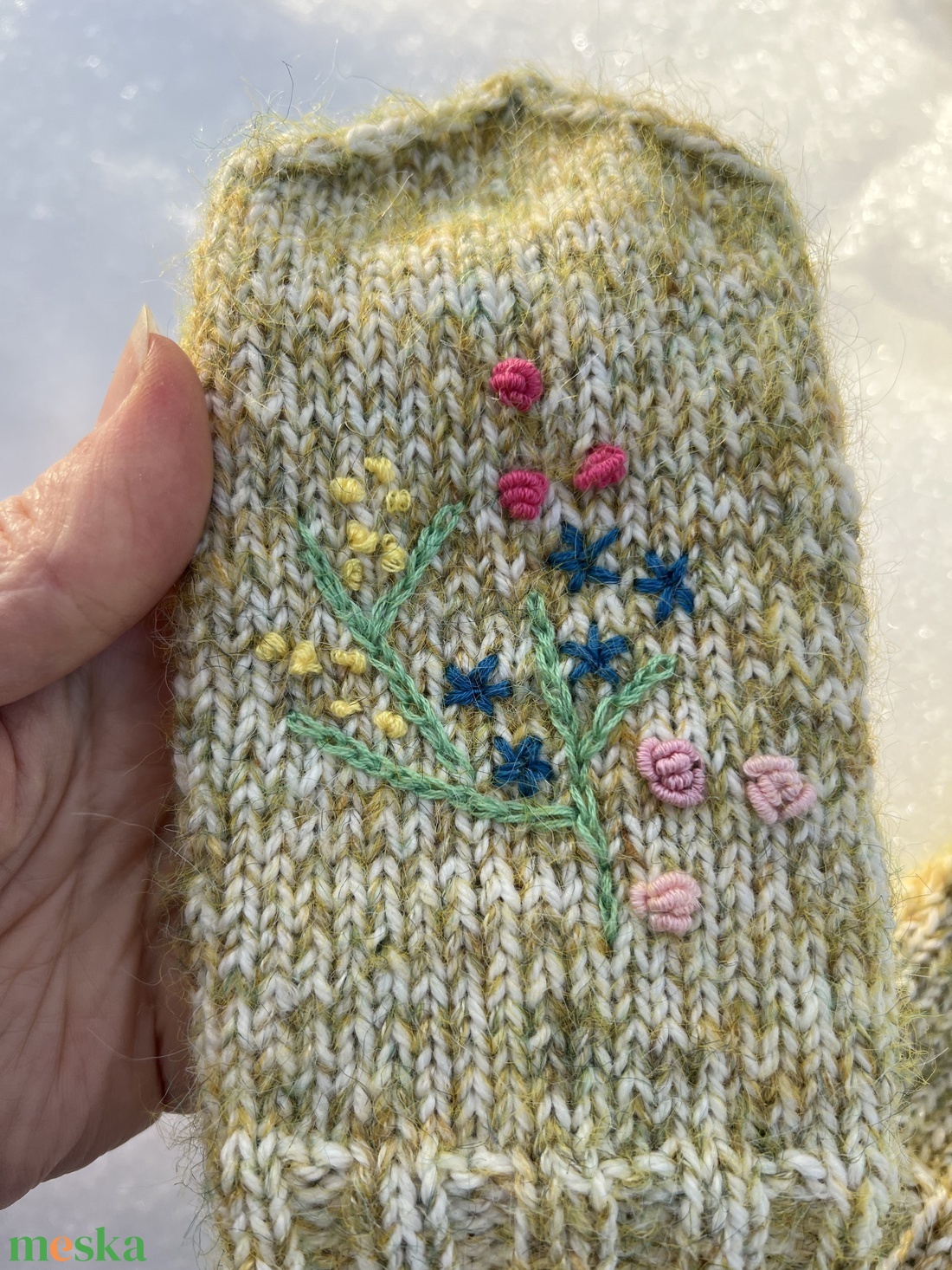 Kézzel kötött gyapjú kesztyű hímzett virágokkal � Tavaszi ébredés (S-es méret) - ruha & divat - sál, sapka, kendő - kesztyű - Meska.hu