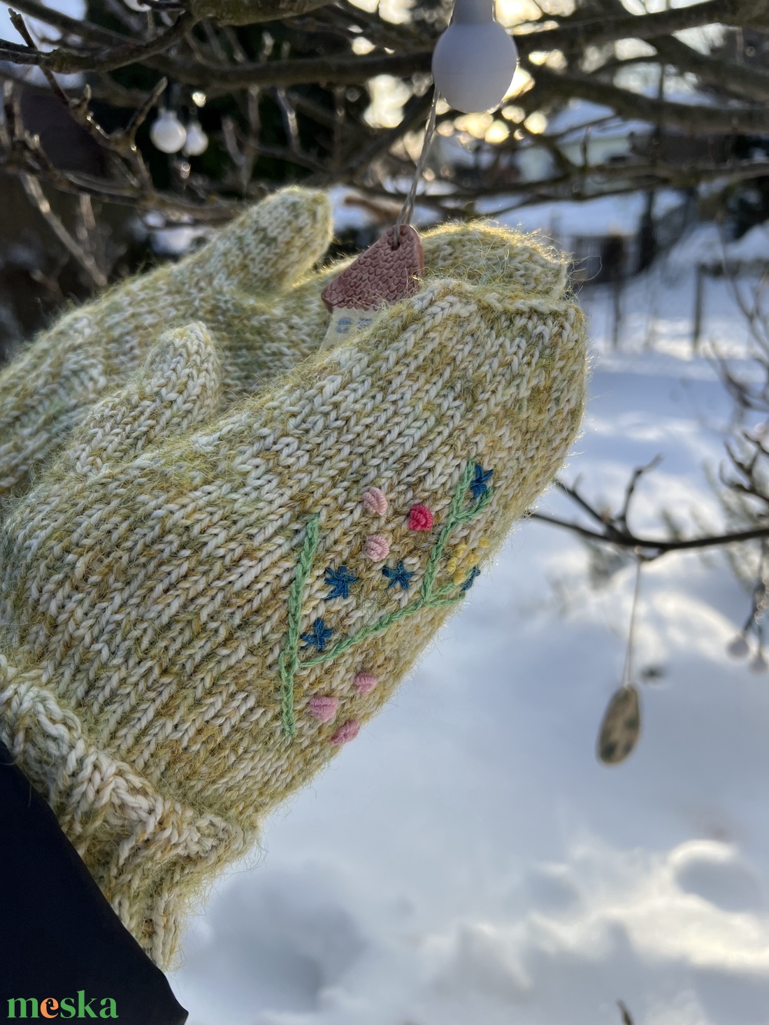Kézzel kötött gyapjú kesztyű hímzett virágokkal � Tavaszi ébredés (S-es méret) - ruha & divat - sál, sapka, kendő - kesztyű - Meska.hu