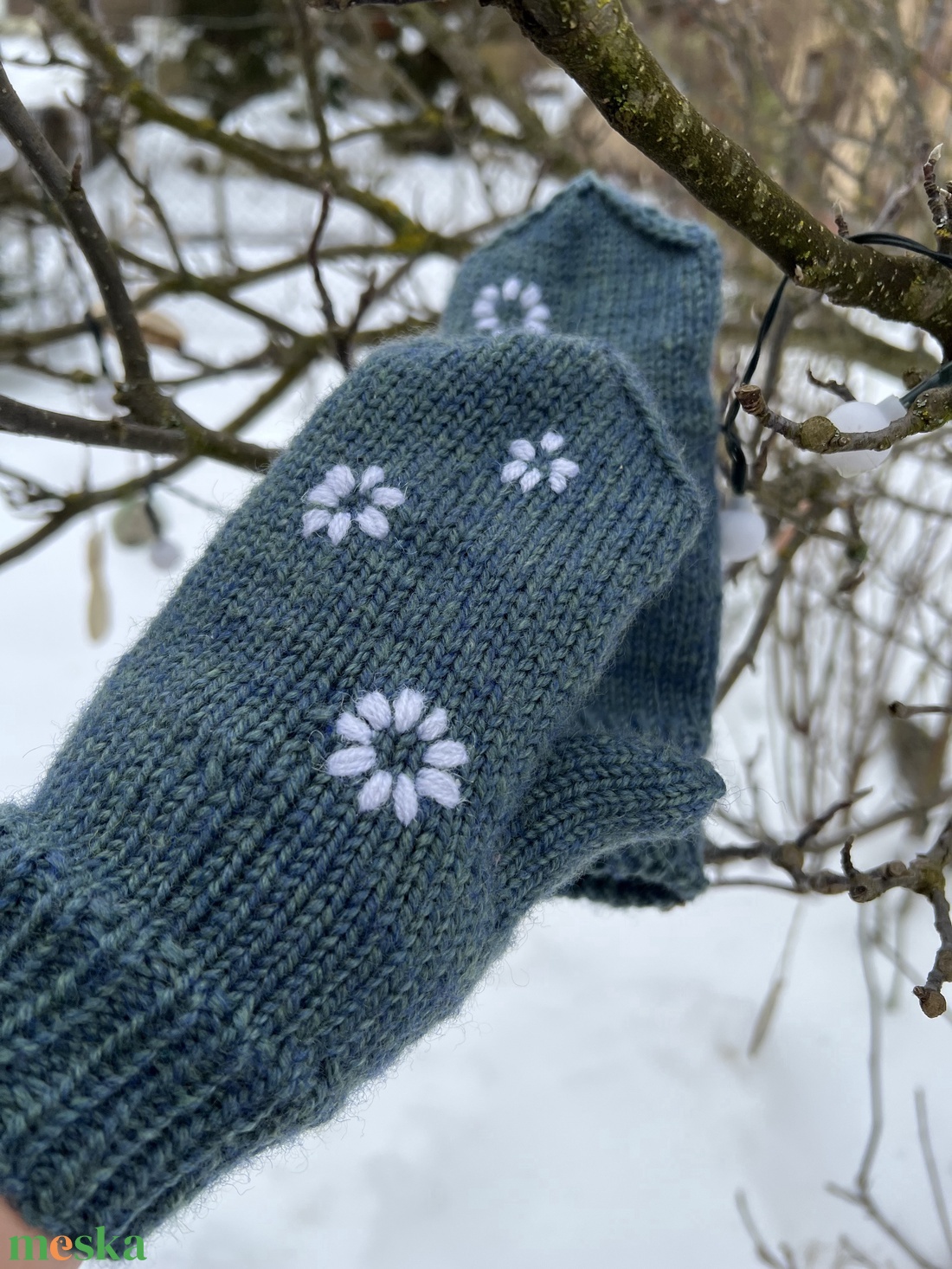 Kézzel kötött gyapjú kesztyű hímzett virágokkal (S-M méret) - ruha & divat - sál, sapka, kendő - kesztyű - Meska.hu